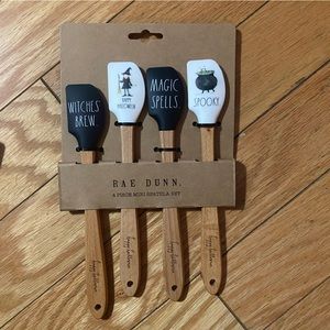 Rae Dunn Halloween 4 piece spatula.